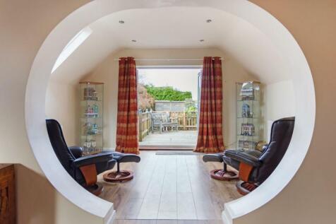 15 Flat 2 Living area.jpg