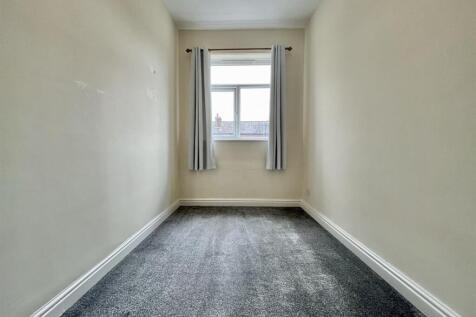 83 Lowfield Bedroom 2.jpeg