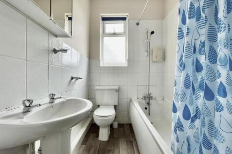 83 Lowfield Bathroom.jpeg