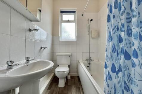 83 Lowfield Bathroom (2).jpeg