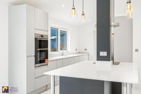 SUPERB OPEN PLAN LIVING ROOM / KITCHEN