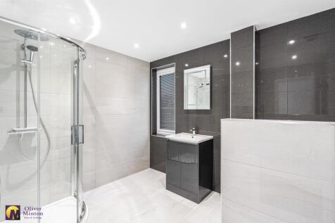 LUXURY FAMILY SHOWER ROOM