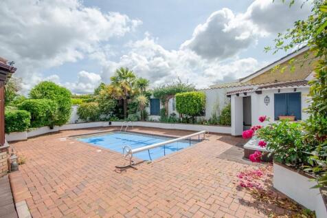 Rear garden pic 2.jpg