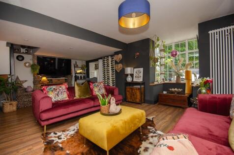 Living room pic 2.jpg