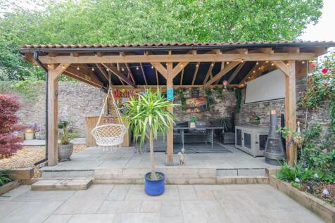 Outdoor snug-bar.jpg