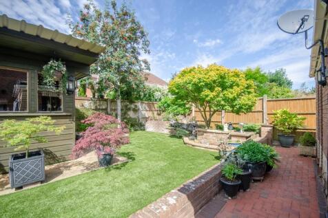 Rear garden pic 3.jpg