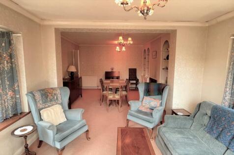 TRIPLE ASPECT SITTING ROOM