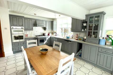 KITCHEN/ BREAKFAST ROOM (including pantry)