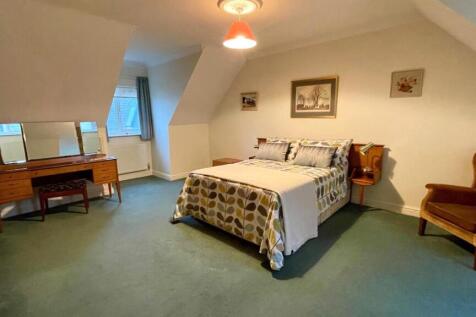 DOUBLE ASPECT PRINCIPAL BEDROOM