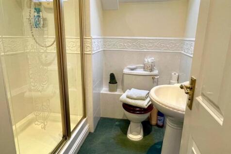 EN-SUITE 3 PIECE SHOWER ROOM