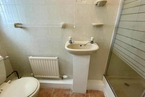 3 PIECE EN-SUITE SHOWER ROOM