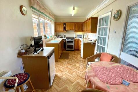 KITCHEN/ BREAKFAST ROOM