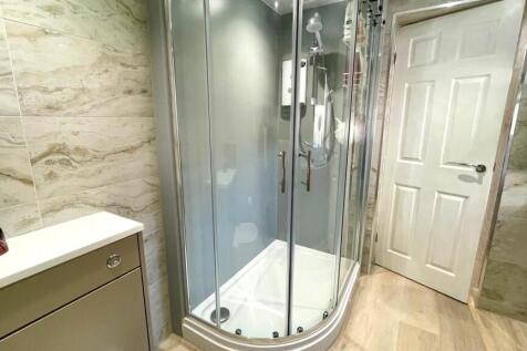 MODERN SHOWER ROOM
