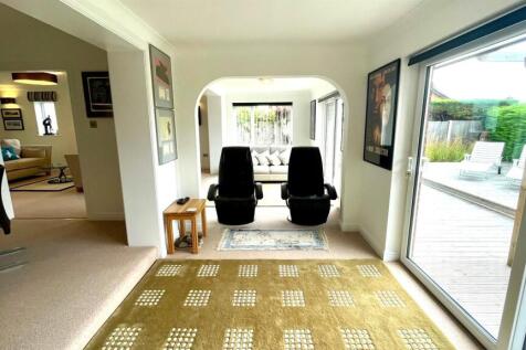 DOUBLE ASPECT FAMILY/ SUN ROOM