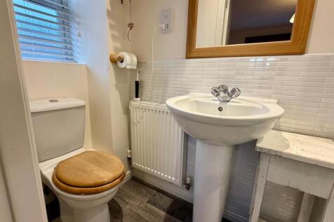 EN-SUITE 3 PIECE SHOWER ROOM