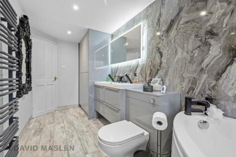 Bathroom (2).jpg