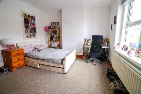 Bedroom 1.jpg