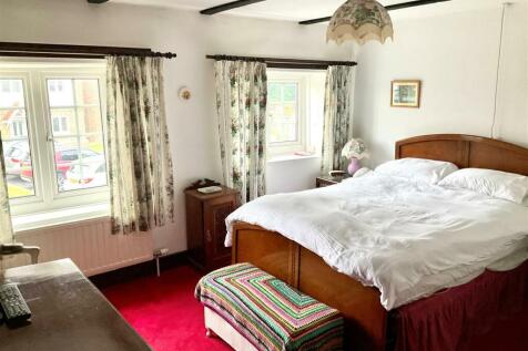 Bedroom 1 pic1.jpg