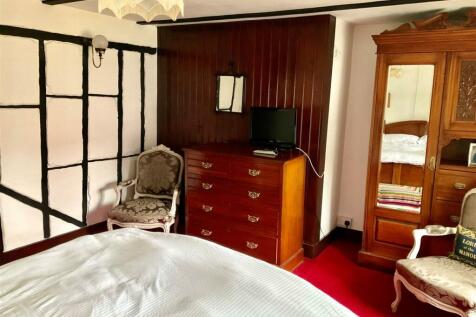 Bedroom 1 pic2.jpg