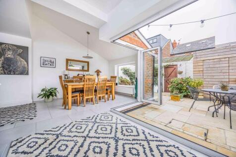 Bi-folds out to Garden