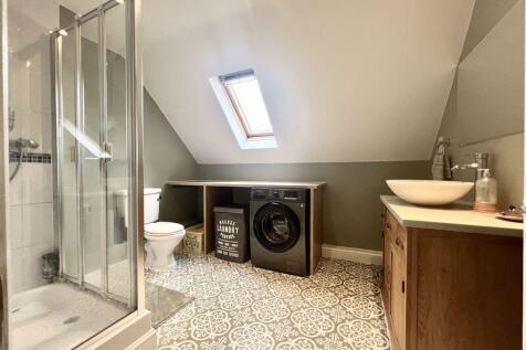 En-Suite &amp; Utility Room