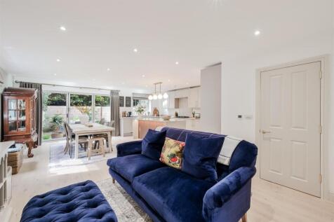 CAVERSHAM CLOSE, 5 (26).jpg