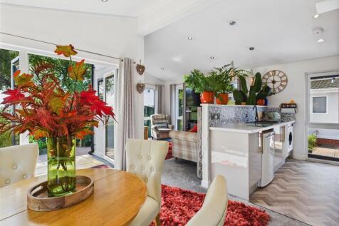 Lounge/Dining Kitchen