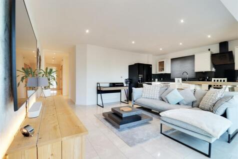 LIVING / DINING KITCHEN