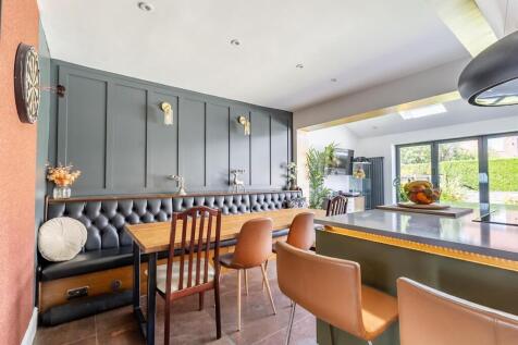 KITCHEN / DINING