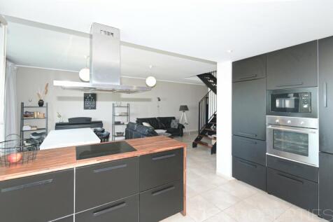 MODERN TOWNHOUSE FOR SALE IN MURO