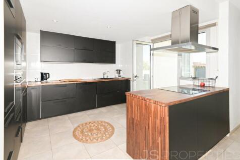 MODERN TOWNHOUSE FOR SALE IN MURO