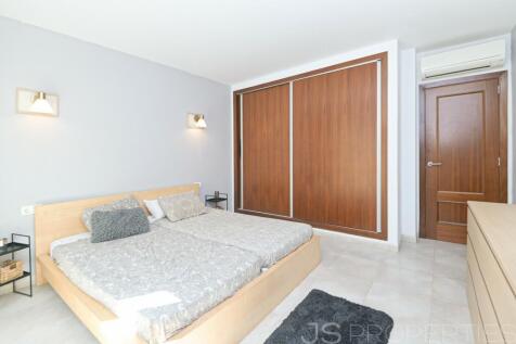 MODERN TOWNHOUSE FOR SALE IN MURO