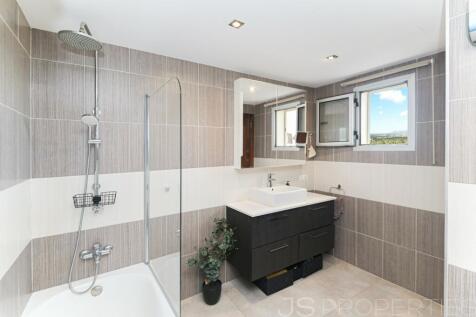 MODERN TOWNHOUSE FOR SALE IN MURO