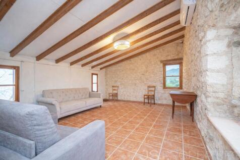 Mallorcan charm in Moscari: stone house with open views of the Serra de Tramuntana