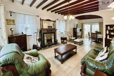 Lounge/Dining Area
