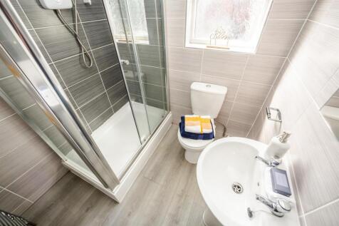 FalmouthSt17-bathroom1a-1800.jpg
