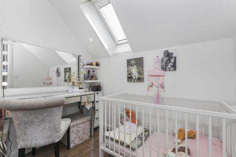 Bed 1 Dressing Area.jpg