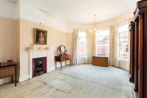 Main Bed/Bed 3 Front