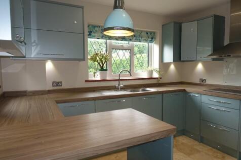 Kitchen with Breakfast Bar