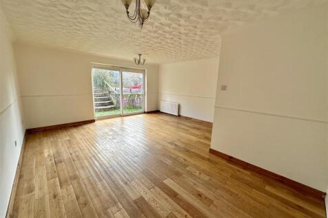 Living/Dining Room: