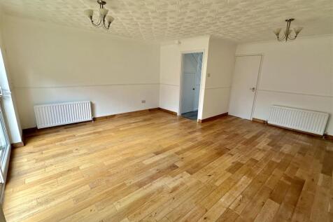Living/Dining Room: