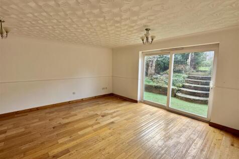Living/Dining Room: