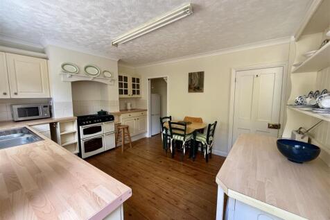 Kitchen/Dining Room: