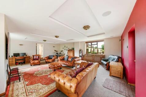 SITTING ROOM / GAMES ROOM