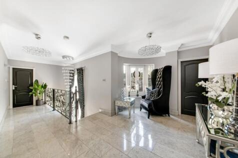 FIRST FLOOR LANDING