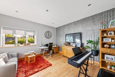 BEDROOM 6/HOME OFFICE