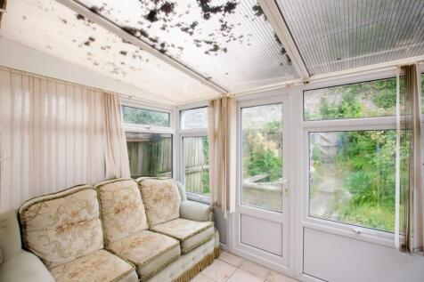 12 Cherry Tree Close - TPS Bodmin 01208 74182-3