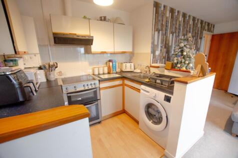 Flat 2, 2 Beaconsfield -09