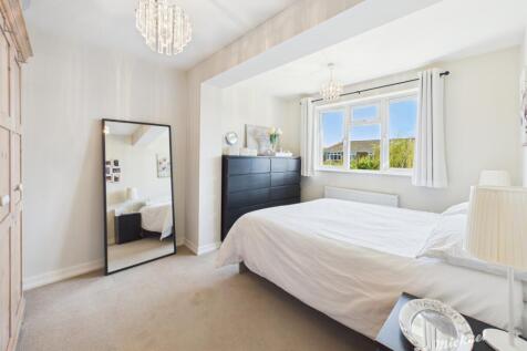 CAM03852G0-PR0243-STILL027