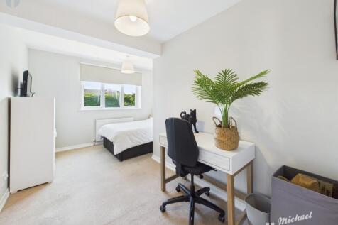 CAM03852G0-PR0243-STILL028